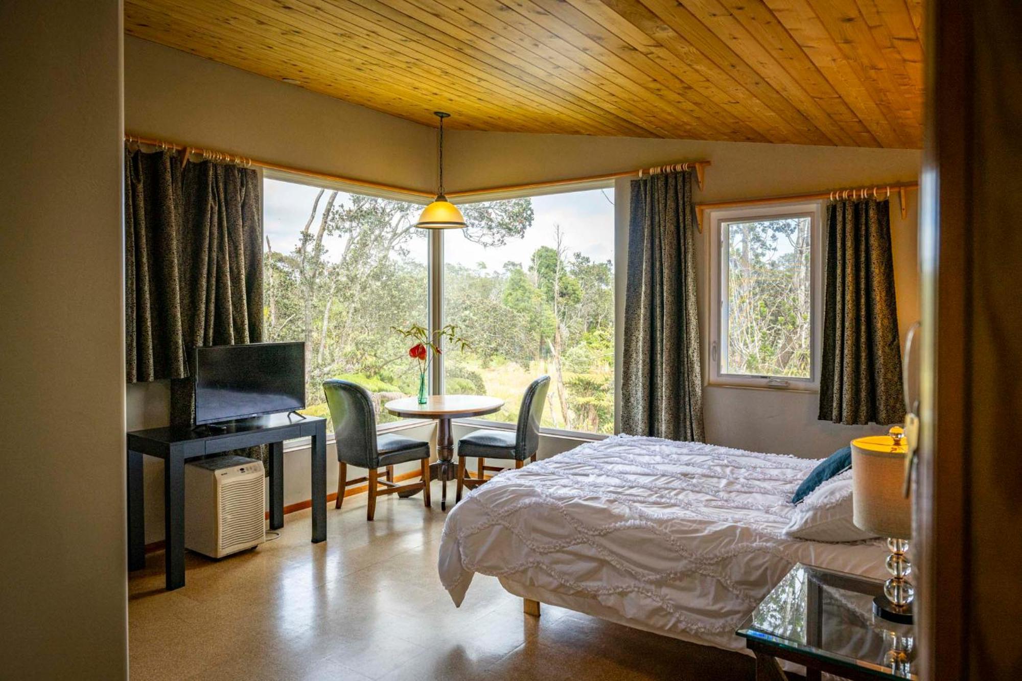 Volcano Inn Bed N Breakfast *