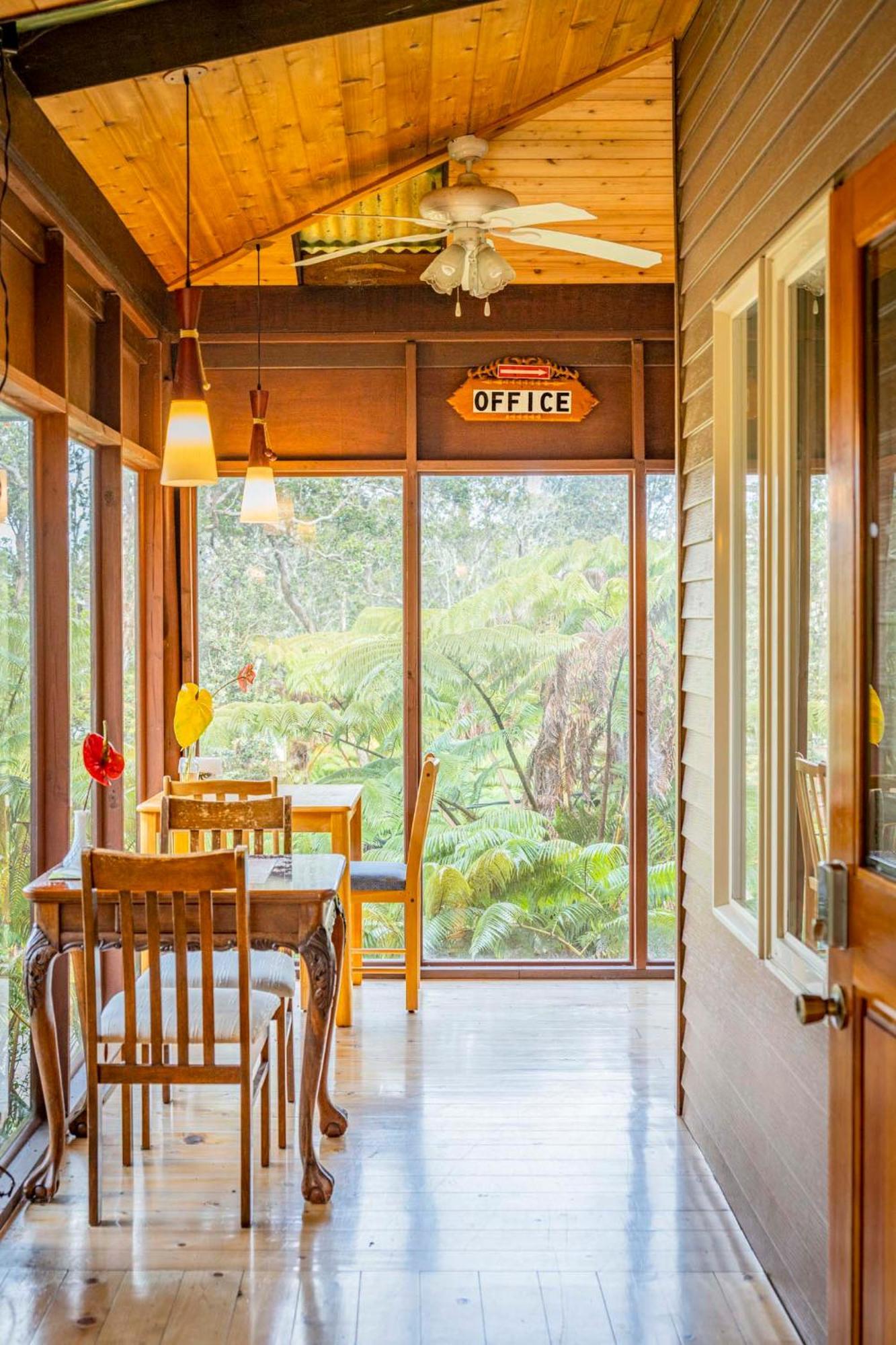 Volcano Inn Bed N Breakfast *
